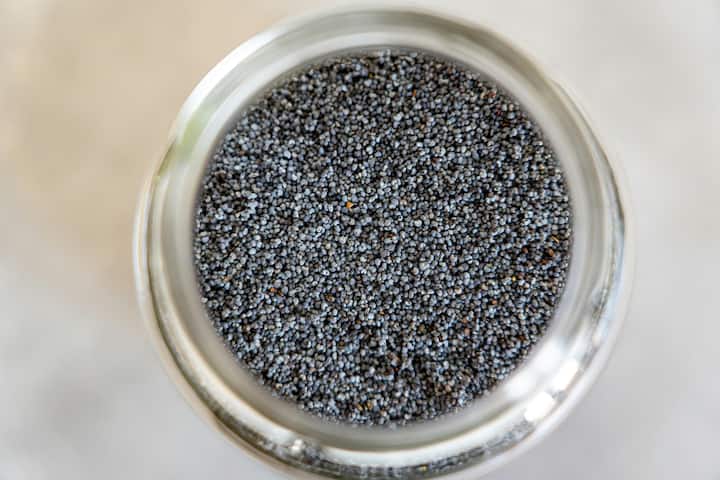 Chia seeds are rich in fiber, so people believe that it keeps the stomach full for a long time and does not cause hunger.  Many people believe that overeating can be avoided and its direct benefit is in the form of weight loss.  By the way, do you know that there is still not enough evidence for this?  (Photo credit: pexels)