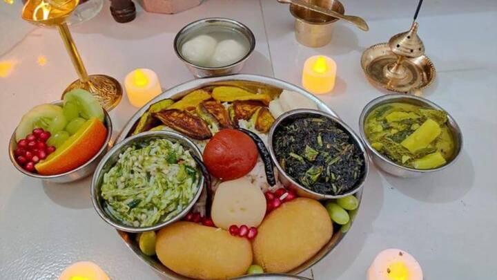 পুজোর পর ভগবানের সামনে মাত্র ৫ মিনিটের জন্য ভোগ রাখা ভালো। এর পরে, ভোগ গ্রহণ করুন এবং প্রত্যেকে এটি প্রসাদ হিসাবে গ্রহণ করুন। ভোগকে ঘণ্টার পর ঘণ্টা মন্দিরে ফেলে রাখবেন না কারণ এতে নেতিবাচকতা বাড়ে।