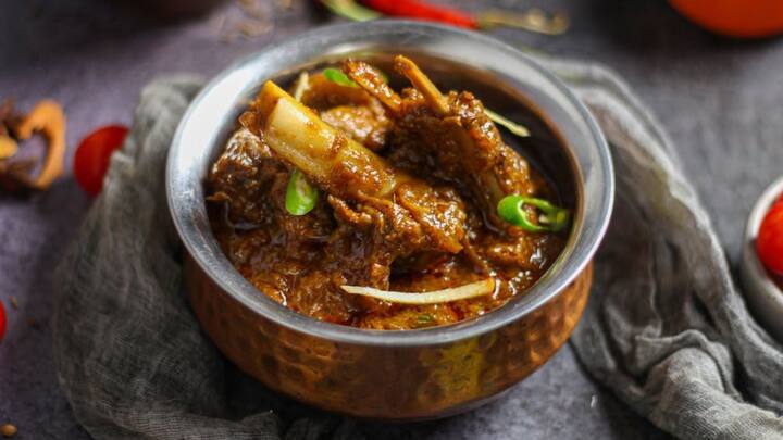 30 வயதுக்கு மேல் உள்ளவர்களின் உடல் ஆரோக்கியமாக இருக்க இரும்பு சத்து அவசியம். பால், முட்டை, ஆடு, கோழி, மீன், கருவாடு, ஈரல் முதலிய உணவுகளில் இரும்பு சத்து இருக்கிறது.