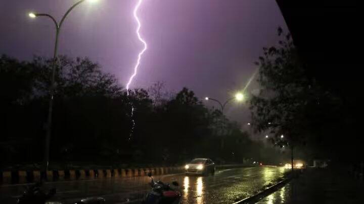 IMDએ જણાવ્યું છે કે વીજળીની સાથે આસામ, મેઘાલય, નાગાલેન્ડ, મણિપુર, મિઝોરમ, ત્રિપુરા અને તેલંગાણામાં 30-40 કિમી પ્રતિ કલાકની ઝડપે જોરદાર પવન ફૂંકાશે. જમ્મુ-કાશ્મીર, લદ્દાખ, ઉત્તરાખંડ, પશ્ચિમ યુપી, પશ્ચિમ મધ્ય પ્રદેશ, અરુણાચલ પ્રદેશ, મધ્ય મહારાષ્ટ્રમાં વીજળી પડવાની સંભાવના છે.