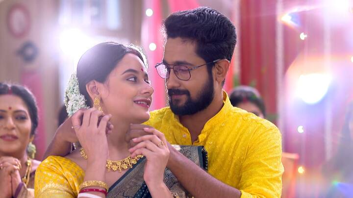 মালিনী বিজলি সেজে বিভিন্নভাবে চেষ্টা করে তিতিরের ক্ষতি করার।