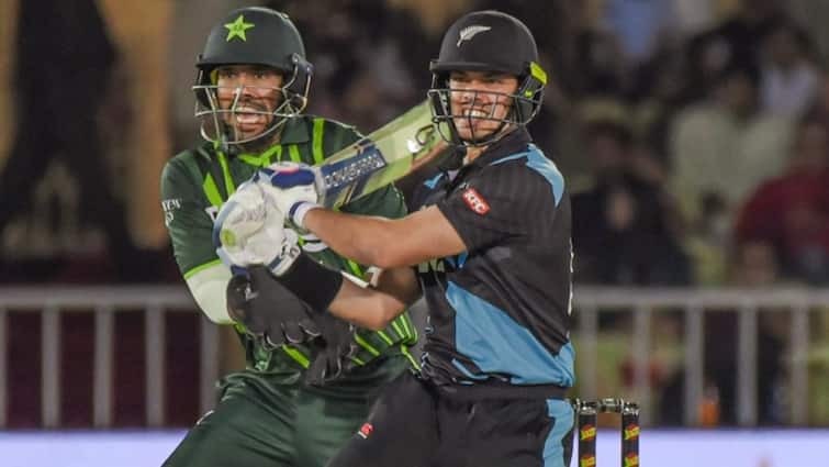 PAK vs NZ 3rd T20I Full Match Highlights New Zealand won by 7 wickets against Pakistan Mark Chapman PAK vs NZ: तीसरे टी20 में न्यूज़ीलैंड ने पाकिस्तान को चटाई धूल, 7 विकेट से दी शिकस्त, मार्क चैपमैन बने कहर