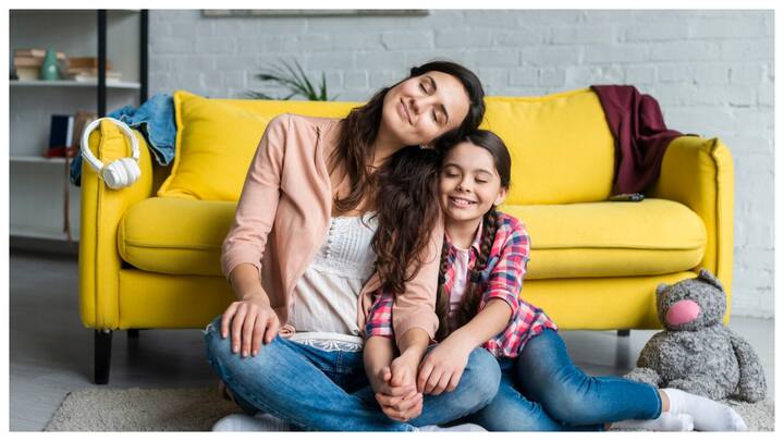 समय निकालें : हर रोज़ कुछ वक्त अपने बच्चे के लिए खास तौर पर निकालें. इस दौरान आप दोनों जो भी करें, साथ करें—खेलें, बातें करें, किताबें पढ़ें, या फिर टीवी देखें.