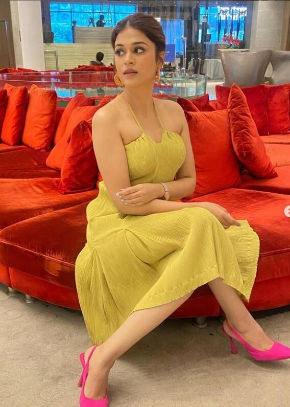 યલો સ્લીવલેસ ડ્રેસમાં શ્રદ્ધા દાસે લગાવી આગ, ફેન્સ ફિદા