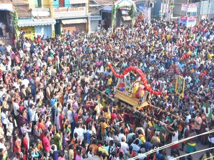 வாராரு... வாராரு அழகரு வாராரூ... வைபில் மதுரை மக்கள்.