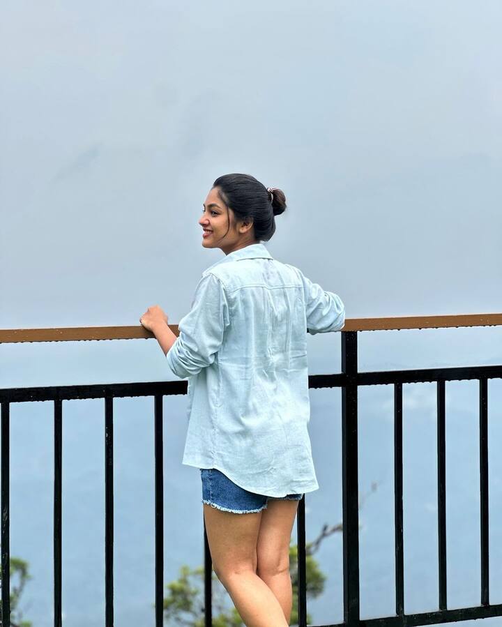 బ్లూకలర్ డెనిమ్ షార్ట్ వేసుకుని.. బ్లూ కలర్​ షర్ట్​తో హీరోయిన్​ ఇవానా ఫోటోలకు ఫోజులిచ్చింది. వెదర్​ని ఎంజాయ్ చేస్తూ.. క్యూట్​గా నవ్వేస్తూ ఫోటోలకు ఫోజులిచ్చింది.(Images Source :Instagram/ i__ivana_)