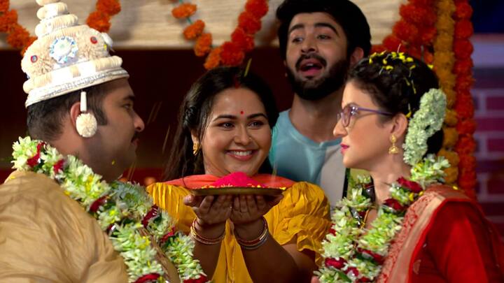 অনেক বুদ্ধি খাটিয়ে তাদের আইনজীবী অবশেষে একটি বড় মতলব আঁটে। সে প্রস্তাব দেয় খোয়াই আর সায়নের বিয়ের।