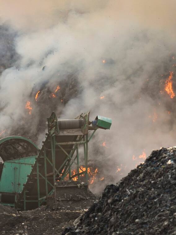 गाजीपुर लैंडफिल में आग से धुआं-धुआं दिल्ली, लोगों को हो रही ये दिक्कत