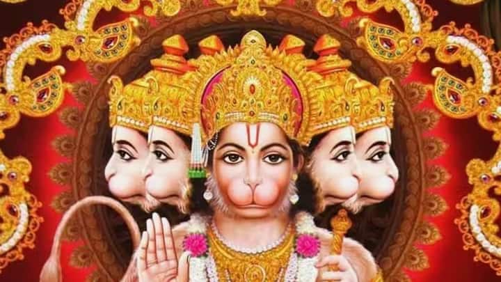 হিন্দু ধর্মে মনে করা হয়, হনুমানজির কৃপা দৃষ্টি যাঁর উপর একবার পড়ে, তাঁর ভূত পিশাচের ভয় থাকে না। আতঙ্ক গ্রাস করতে পারে না। হনুমান চালিশা পাঠ করলে হনুমানজি জাগ্রত হয়ে ওঠেন।