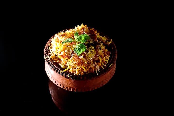 இறுதியாக இதில் கொத்தமல்லி இலை சேர்த்து கிளறவும்.சுவையான முட்டை தவா புலாவை சுட சுட, வெங்காய பச்சடியுடன் பரிமாறவும்