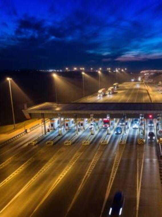 टोल पर कुछ दूर पहले बनी पीली लाइन का क्या मतलब