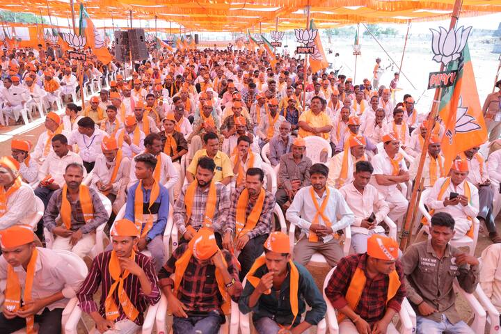 सूरत सीट पर बीजेपी 1989 से जीतती आ रही है. गुजरात को बीजेपी का गढ़ माना जाता है. सूरत उद्योग के लिहाज से अहम माना जाता है.