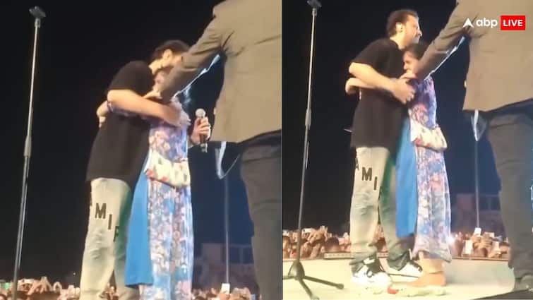 pakistani singer atif asam fan kissed and hugged him in live concert dhaka कॉन्सर्ट में स्टेज पर चढ़कर फैन ने आतिफ असलम को कहा 'आई लव यू', हैरान कर देगा सिंगर का रिएक्शन