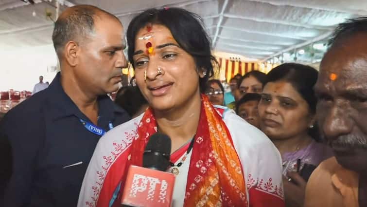 bjp Hyderabad Candidate Madhavi Lata on viral video booked for hurting religious sentiments Lok sabha election 2024 Lok Sabha Elections 2024: 'अगर मैं मुस्लिमों के खिलाफ होती तो...', 'तीर' चलाने वाले वीडियो पर माधवी लता की सफाई, केस दर्ज