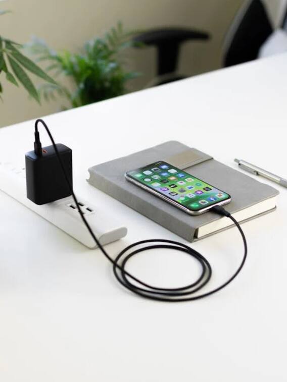 चार्जिंग के वक्त फोन गर्म होना नॉर्मल है या कोई दिक्कत है?