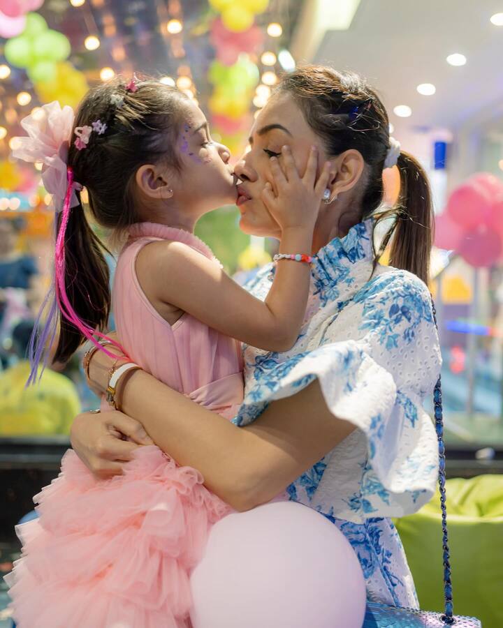 नुकतच तिने तिच्या सोशल मीडियाच्या अकाऊंटवरुन याविषयी माहिती दिली. आम्ही तिघांचे 4 होणार असल्याचं तिने या पोस्टमध्ये म्हटलं आहे.