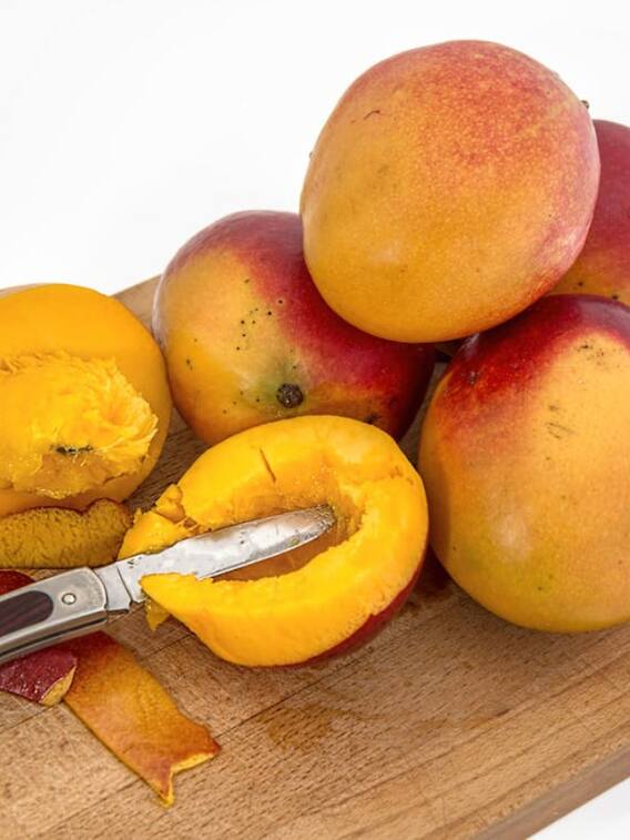 आम खाने से पहले पानी में क्यों भिगोते हैं?