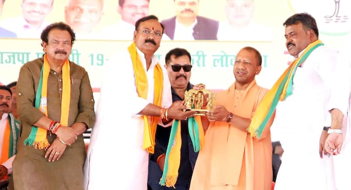 Lok Sabha Election 2024 UP Cm yogi Adityanath Attacked on Congress samajwadi party bsp in Fatehpur Sikri visit Lok Sabha Election 2024: सीएम योगी बोले- 'रामलला के दर्शन भी करवा रहे हैं, माफिया और अपराधी का 'राम नाम सत्य है' कर रहे'