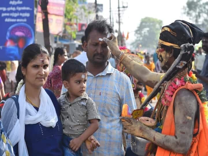 வீபூதி வாங்கிக் கொண்ட பக்தர்கள்.