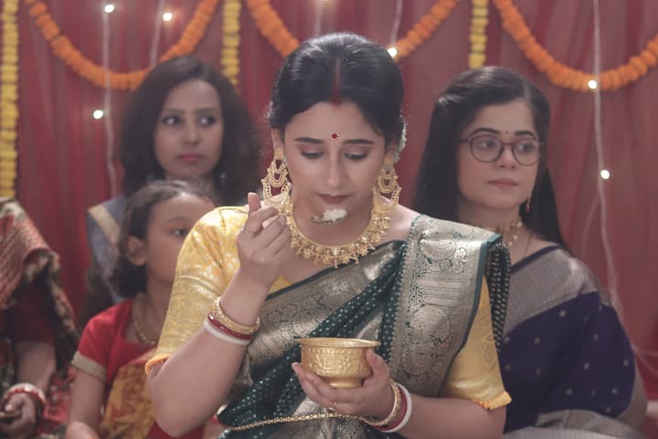 শেষমেষ সবার অলক্ষ্যে তিতিরের পায়েসে বিষ মিশিয়ে দেয় মালিনী