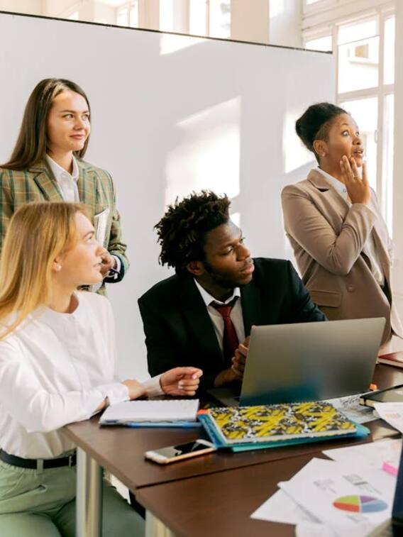 मैडम और सर का क्या मतलब होता है?