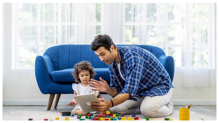 आदर्श बनें : बच्चे अपने माता-पिता को देखकर बहुत कुछ सीखते हैं अगर आप खुद ईमानदारी और सच्चाई के साथ जीवन जिएंगे, तो वे भी यही सीखेंगे. अपने बच्चे के लिए एक अच्छे आदर्श बनें.