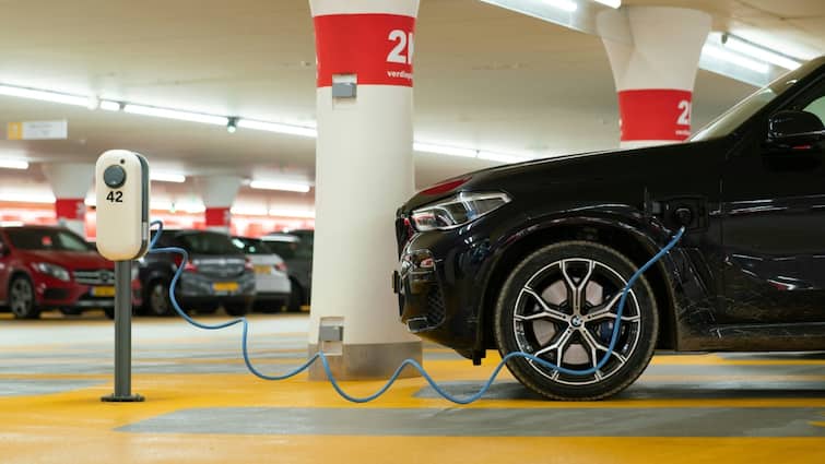 Electric car maintenance tips follow these four steps while servicing auto tips Auto Tips: आपके पास भी है Electric Car? सर्विस करवाते समय इन 4 बातों का रखें ध्यान