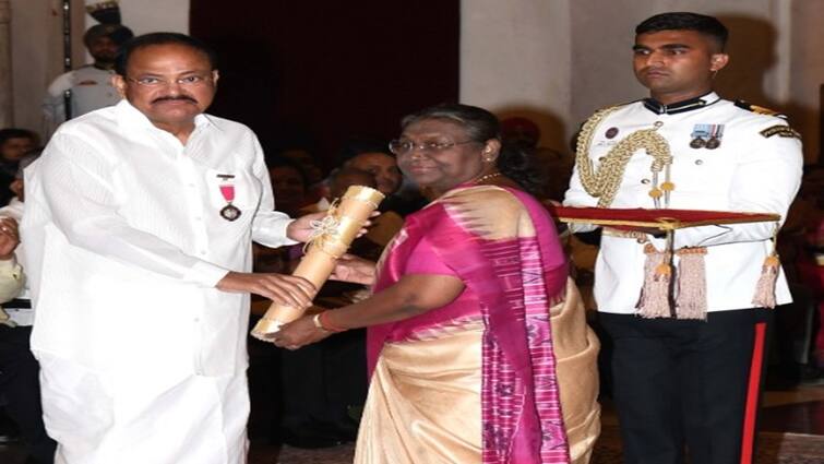 Padma Award: Venkaiah Naidu, and Padma Subrahmanyam Among Those Conferred With Padma Awards Padma Award:  વેંકૈયા નાયડુ સહિત અનેક હસ્તિઓ પદ્મ પુરસ્કારોથી સન્માનિત, રાષ્ટ્રપતિ મુર્મૂએ આપ્યા એવોર્ડ