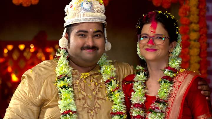 অর্ণ বসু, খোয়াইয়ের প্রাক্তন স্বামী, তাদের মেয়ে কোপাইয়ের কাস্টডি ছিনিয়ে নিতে আদালতকে নানাভাবে প্রভাবিত করার চেষ্টা করতে থাকে।