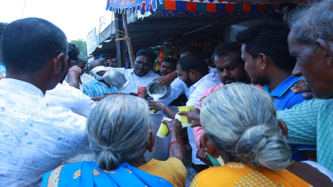 TVK Party: மக்களை நோக்கி நகருங்கள்: விஜய் போட்ட உத்தரவு..! களத்தில் இறங்கிய நிர்வாகிகள்..! Tamilaga Vettri Kazhagam conducting Neer Mor Pandal opening programs at various places in view of the summer season TVK Party: மக்களை நோக்கி நகருங்கள்: விஜய் போட்ட உத்தரவு..! களத்தில் இறங்கிய நிர்வாகிகள்..!