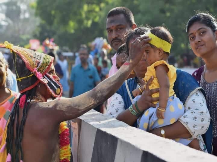 காவல் தெய்வம் கருப்பணசாமி வேடமணிந்து பக்தர்களுக்கு ஆசி வழங்கும் சாமி ஆட்டக்காரர்கள்.