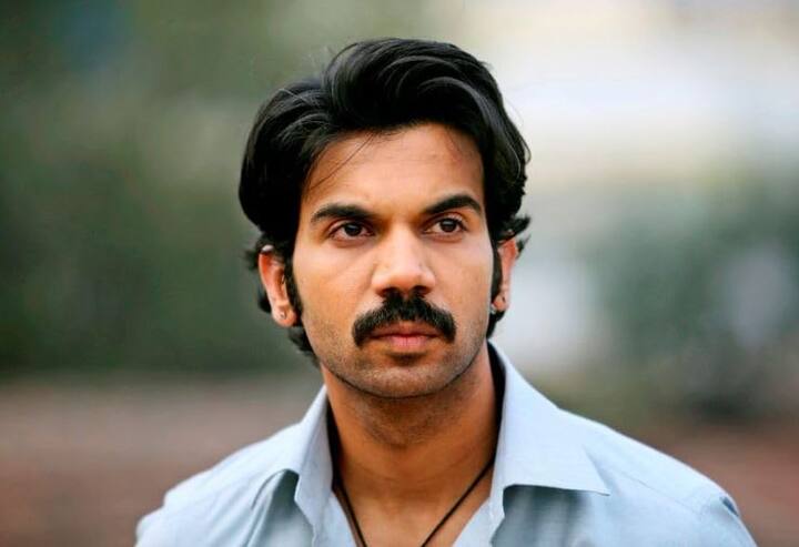 नेशनल अवॉर्ड विनिंग एक्टर की खुद को किरदार में पूरी तरह से डुबा देते हैं. इस वजह से ही उन्हें क्रिटिक्स और दर्शकों से तारीफें भी मिलती हैं. बायोपिक्स में राव की पॉपुलैरिटी के पीछे एक बड़ी वजह ये भी है कि कैरेक्टर में ऑथेन्टिसिटी बनाए रखने के लिए वो पूरी मेहनत करते हैं.