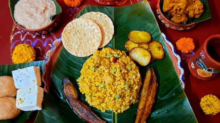 পুজোর সময় প্রতিটি দেবতাকে অন্ন ও বলিদান আবশ্যক। এছাড়াও, এটি সঠিক পদ্ধতিতে করাও গুরুত্বপূর্ণ। আসুন জেনে নেই ভোগ নিবেদনের মন্ত্র ও সঠিক উপায়।