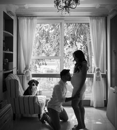 व्हाइट ड्रेस में बेबी बंप फ्लॉन्ट करती दिखीं नताशा, होने वाले पापा वरुण भी लगे डैशिंग, टेडी बियर केक ने खींचा ध्यान