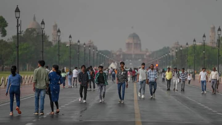 दिल्ली में सुबह से ठंडी हवाएं चल रही हैं. मौसम का मिजाज पूरी तरह से बदल गया है.