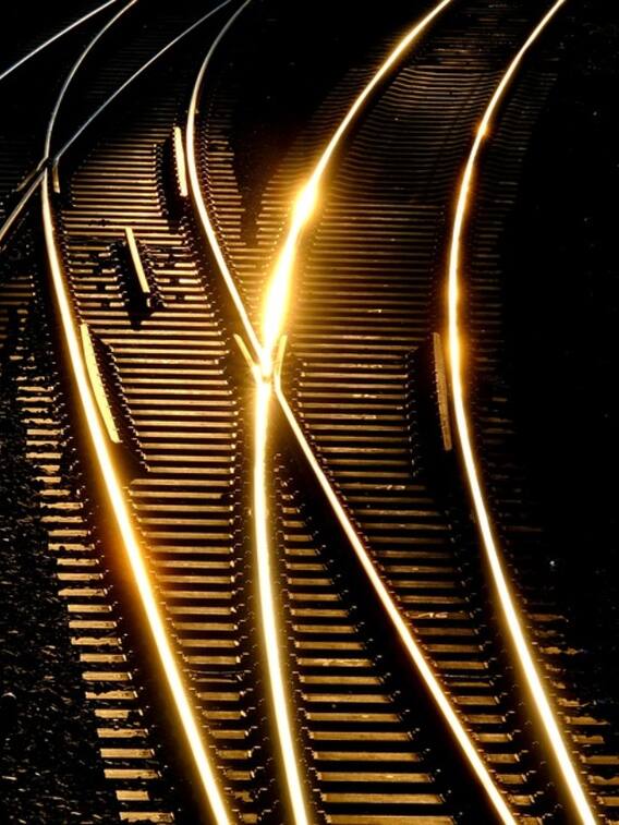 पटरियों के बीच गैप क्यों होता है? इससे ट्रेन नहीं पलटती?