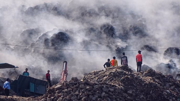 Ghazipur Landfill Fire Incident Atishi MCD Shelly Oberoi BJP FIR Against Unknown Delhi Police Files FIR Against Unknown People Over Ghazipur Landfill Fire, Atishi Promises Investigation