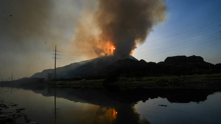 Ghazipur Landfill Fire News: दिल्ली फायर सेवा के कर्मचारी द्वारा आग बुझाने का काम जारी है. 21 अप्रैल की शाम छह बजे भीषण आग लगी थी. डीएफएस कर्मी अभी तक इस पर काबू पाने में नाकाम साबित हुए हैं.