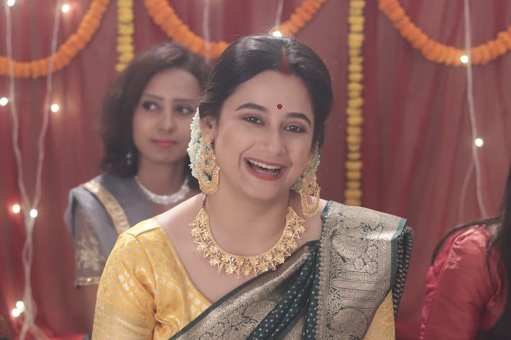 সবুজ বেনারসি আর সোনার গয়নায় সেজেছে তিতির। ফুলের মালায় ঢেকেছে খোঁপা।