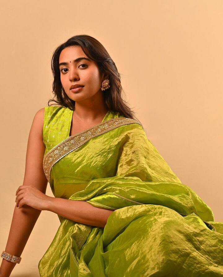 శివాత్మిక, తన అక్క శివానీతో కలిసి సోషల్ మీడియాలో యాక్టివ్​గా ఉంటుంది. వీరిద్దరూ తమపై ప్రేమను ఎప్పుడూ వ్యక్తపరచుకుంటూనే ఉంటారు.(Images Source : Instagram/Shivathmikar)