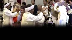 Venkaiah Naidu Padma Vibhushan | రాష్ట్రపతి చేతుల మీదుగా పద్మవిభూషణ్ అందుకున్న వెంకయ్యనాయుడు | ABP