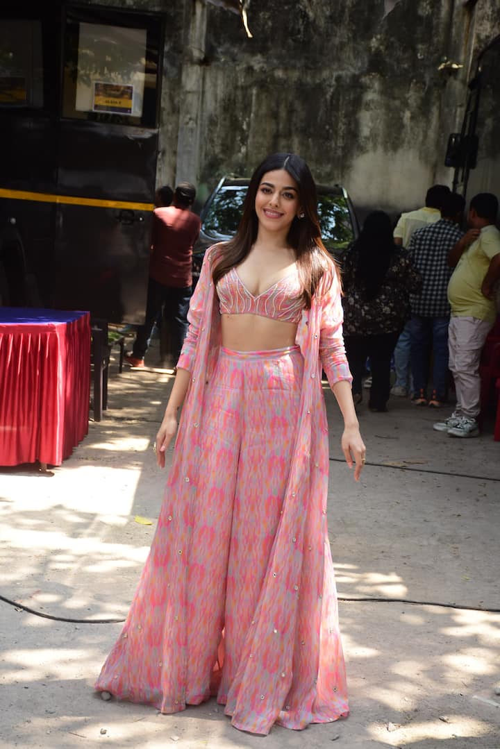 The actress opted for subtle makeup in nude hues and left her hair styled open into soft waves. (All Image Source: Manav Manglani.)