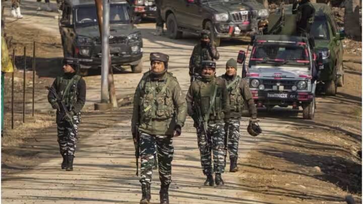 Jammu and Kashmir Government Employee target killing Shot Dead In Rajouri By Unidentified gunmen Kashmir Target Killings: राजौरी में मस्जिद से बाहर निकलते ही शख्स पर बरसा दीं गोलियां, अज्ञात हमलावरों ने की टारगेट किलिंग