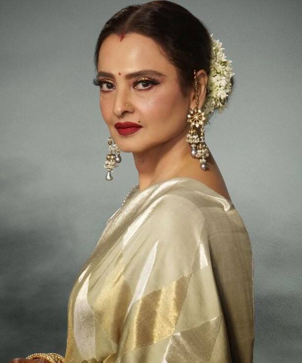 ये रूमर्स रेखा के कानों तक भी पहुंचे और फिर एक्ट्रेस को धोखा महसूस हुआ और वे फौरन फिल्म के सेट पर पहुंचकर अमिताभ बच्चन से सवाल-जवाब करने लगी थीं.