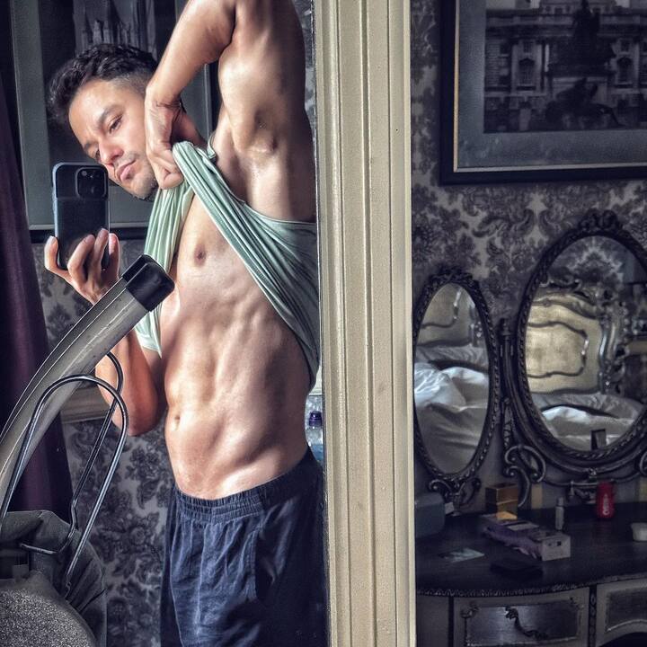 Kunal Khemmu never fails to disappoint us with his oh-so-fine physique.