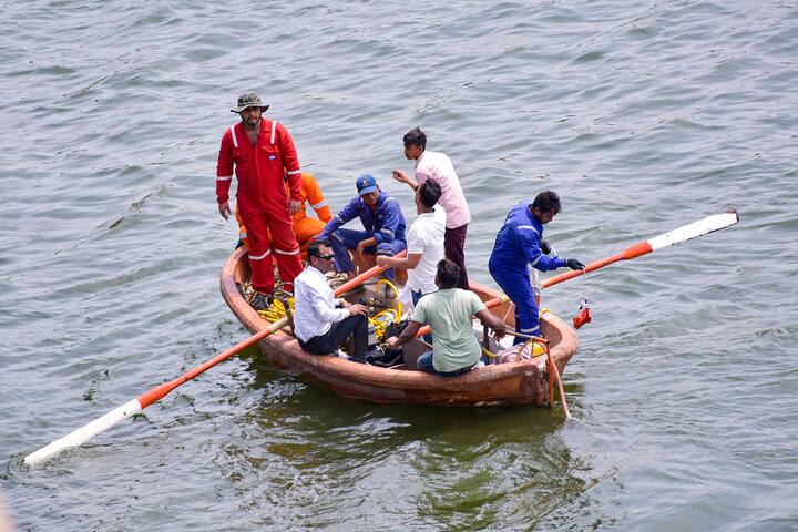 'एनकाउंटर स्पेशलिस्ट' के नाम से जाने जाने वाले वरिष्ठ पुलिस अधिकारी दया नायक ने अपनी टीम के साथ सूरत की तापी नदी में इस रिवॉल्वर के लिए सर्च ऑपरेशन को लीड किया.