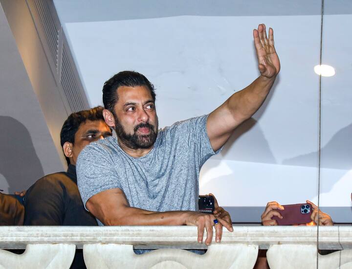 मुंबई क्राइम ब्रांच से मिली जानकारी के मुताबिक सूरत के तापी नदी से मुंबई क्राइम ब्रांच को सलमान खान घर के बाहर फायरिंग में इस्तेमाल एक बंदूक और कुछ जिंदा कारतूस बरामद हुआ है.