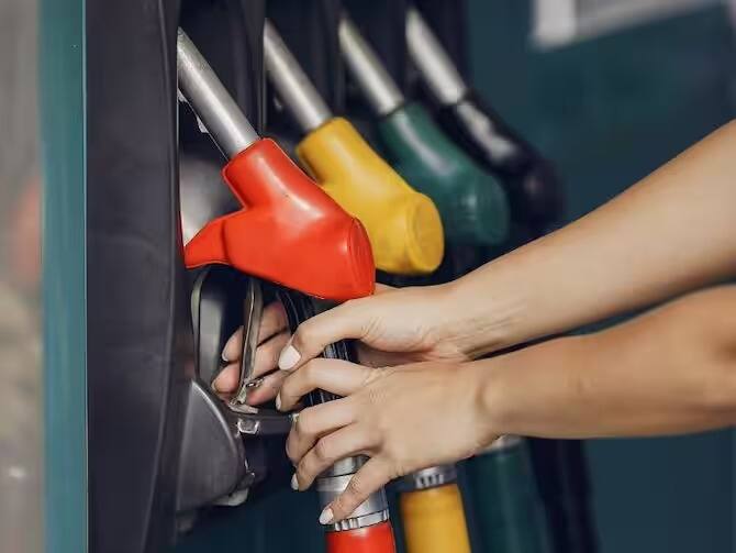 petrol-diesel-price-in-kolkata-22-april-2024-know-fuel-price Petrol Diesel Price: কলকাতায় আজ বাড়ল পেট্রোলের দাম ? কত যাচ্ছে লিটার