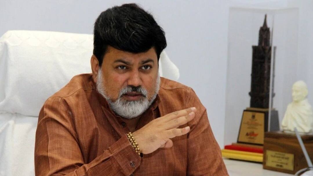 उदय सामंतांच्या ताफ्यातील वाहनावर दगड भिरकावला, काच फोडली; यवतमाळमधील घटना Maharashtra News Stones were pelted on Uday Samant convoy vehicle glass was broken Incident in Yavatmal उदय सामंतांच्या ताफ्यातील वाहनावर दगड भिरकावला, काच फोडली; यवतमाळमधील घटना