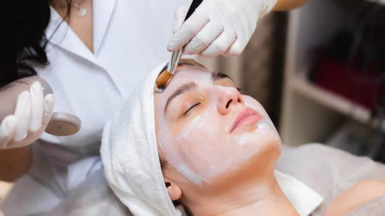 do not make this mistake after getting a facial otherwise skin problem occur Facial Mistakes: फेशियल कराने के बाद भूलकर भी न करें ये काम, वरना हो सकती है स्किन से जुड़ी समस्या